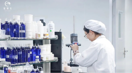 旭博美集團(tuán)創(chuàng)始人蘇旭與品牌廣告閃耀亮相貴陽北站